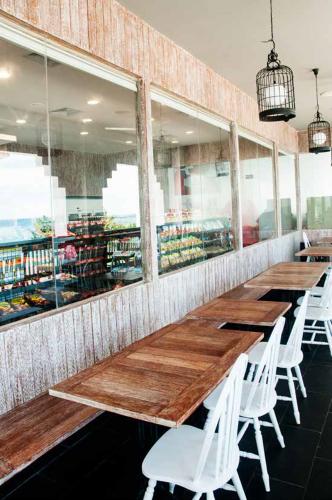 DISCOVERY MALL CENTRO-CAFE BALI Conwood Decorative Deck 4”