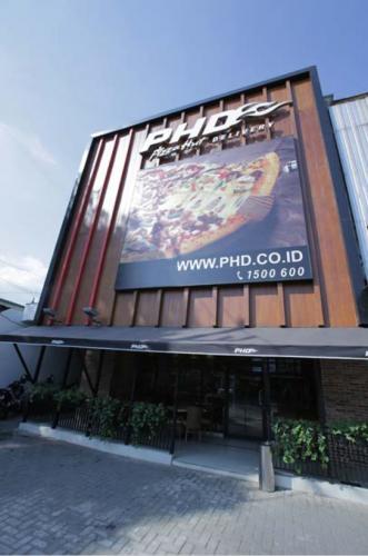 PIZZA HUT DELIVERY  Malang 1 Conwood Plank 8”
